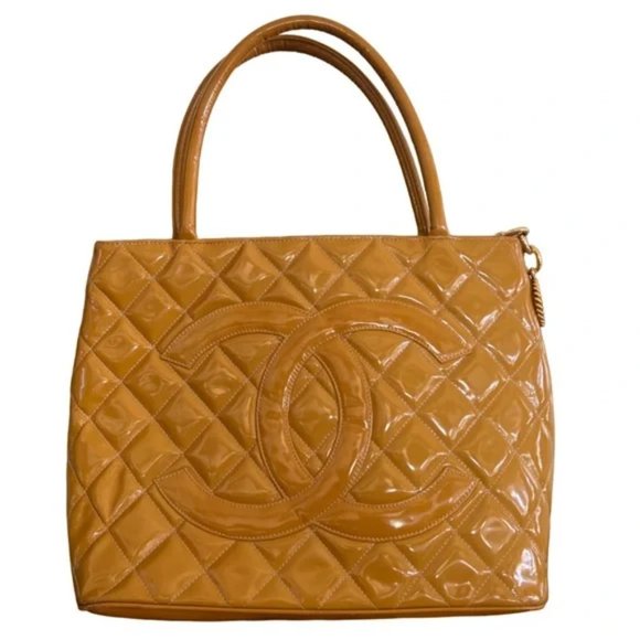CHANEL QUILTED patent MEDALLION TOTE - Picture 1 of 15